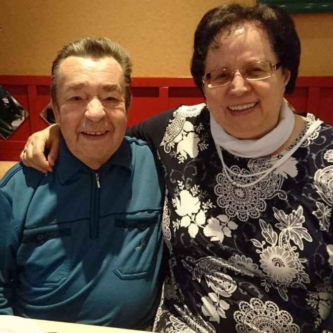 Mit den Großeltern beim gemeinsamen Abendessen Mit den Großeltern beim gemeinsamen Abendessen