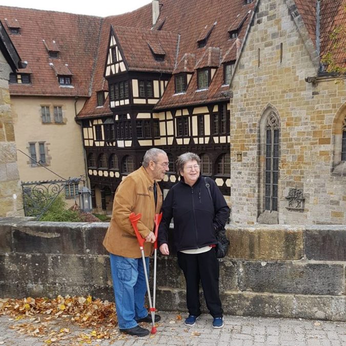 Mit Oma und Opa einen kleinen Spaziergang machen Mit Oma und Opa einen kleinen Spaziergang machen